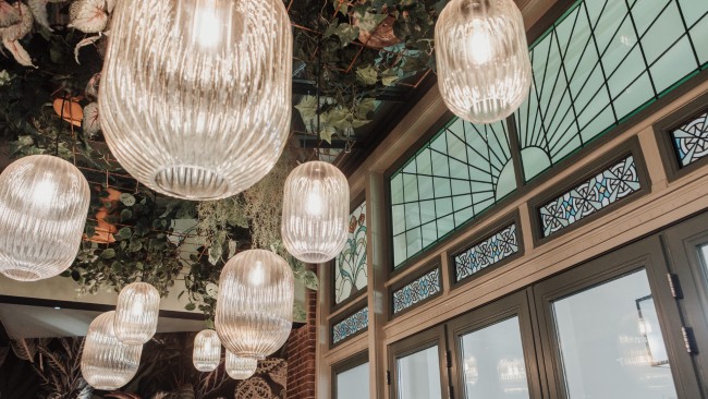stijlvolle hanglampen en glas in lood bij restaurant in de achtertuin oosterhout