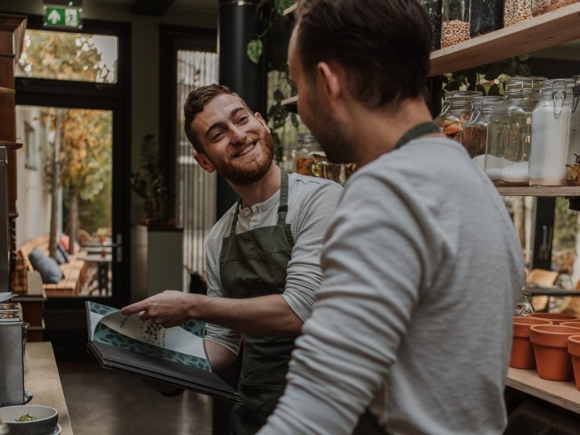 vriendelijke sfeer in de keuken bij restaurant in de achtertuin oosterhout