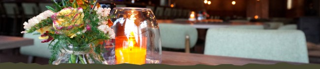 Kaarslicht en bloemen op tafel in De Regentenhoeve Biest Houtakker