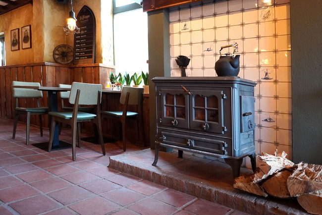 Knusse zithoek met houtkachel bij De Regentenhoeve Biest Houtakker