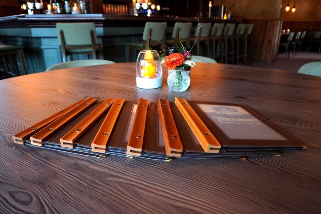 Sfeervolle menukaarten op houten tafel bij De Regentenhoeve Biest Houtakker