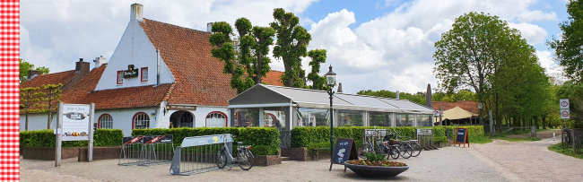 Vooraanzicht van Herberg De Drie Linden midden in het Brabantse landschap