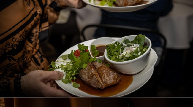 brasserie retie den triptiek close up biefstuk met salade