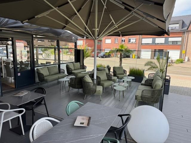 stijlvol lounge terras bij taverne westhoek balen met comfortabele zetels en parasols