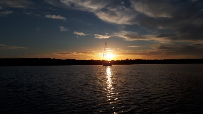 zeilboot bij zonsondergang watermaas bootverhuur kamperland