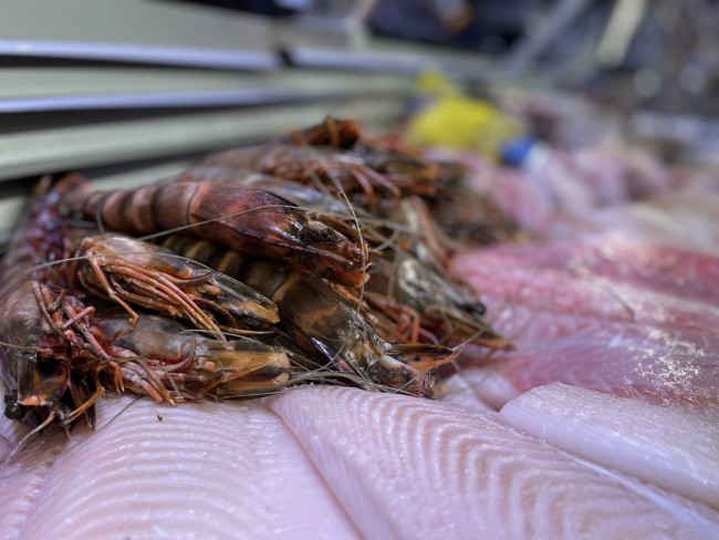 Grote garnalen en visfilets op ijs bij Quaars Vis Wijn Winkel Cadzand Bad