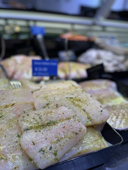 Kruidige visfilets op marktkraam bij Quaars Vis Wijn Winkel Cadzand Bad