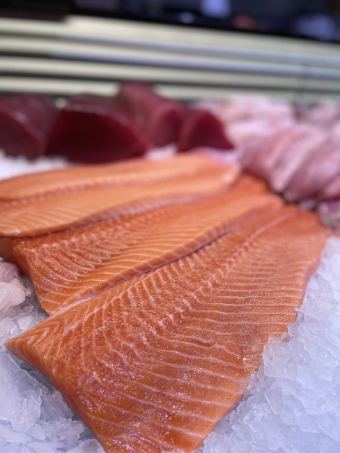 Verse zalmfilet op ijs bij Quaars Vis Wijn Winkel Cadzand Bad