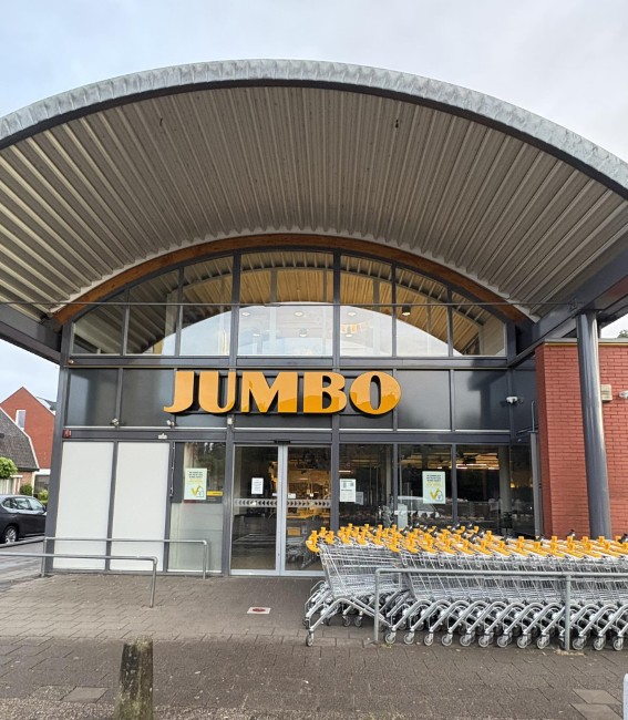 jumbo supermarkt vooraanzicht met winkelwagentjes