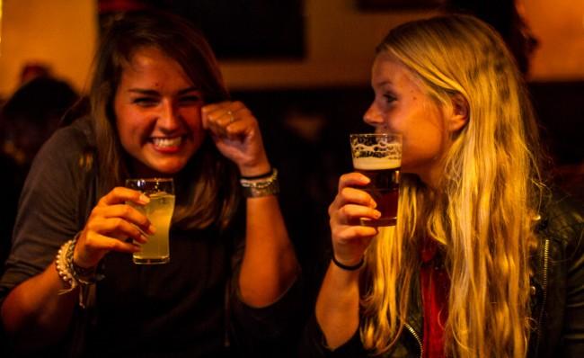 Bar de Stulp Renesse – Vrolijke avond met vrienden en drankjes in de bar