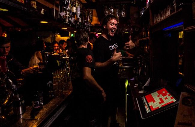 Bar de Stulp Renesse – Gezellige sfeer achter de bar met enthousiaste barman
