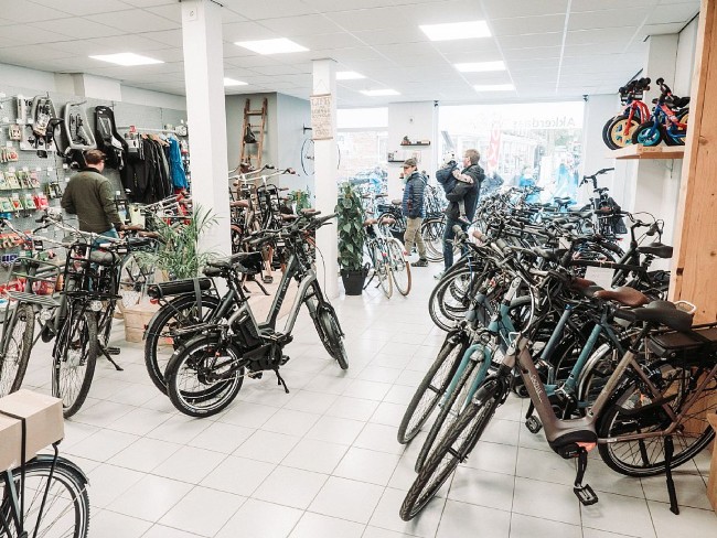 Breed assortiment aan e bikes bij Akkerdaas Tweewielers in Zoutelande
