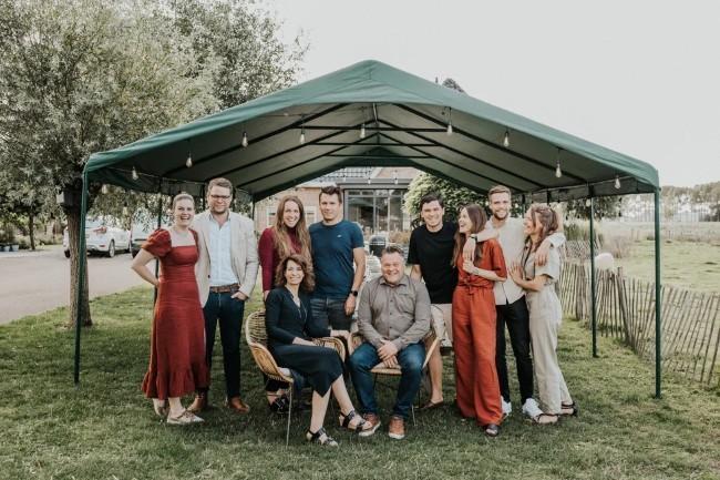De Heerenhoeve Zuivelboerderij en IJssalon Oostburg – Familieportret onder tent op het erf van de boerderij