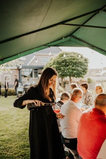 De Heerenhoeve Zuivelboerderij en IJssalon Oostburg – Gezellige buitenbeleving met gasten en bediening in de tuin
