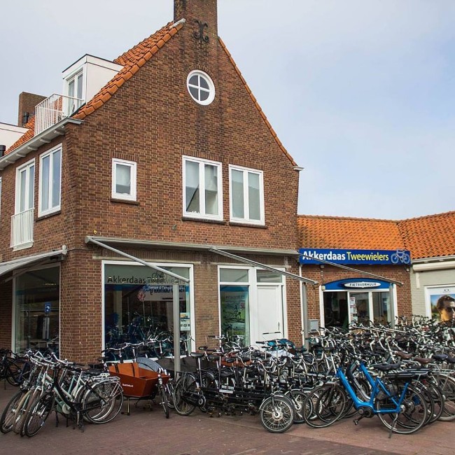 Fietsenwinkel Akkerdaas Tweewielers in het centrum van Domburg