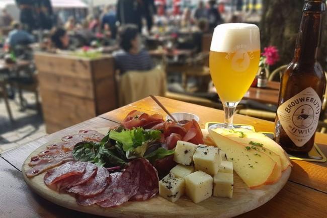 Gastrobar de Markt Breda – Bourgondische borrelplank met kaas, vleeswaren en speciaalbier