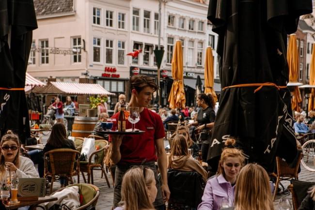 Gastrobar de Markt Breda – Gezellige drukte op het terras met bediening in actie