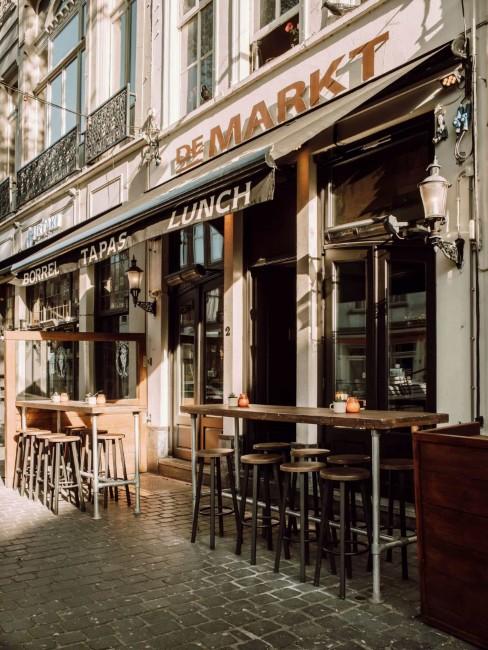 Gastrobar de Markt Breda – Knus terras en ingang van de gastrobar in hartje Breda