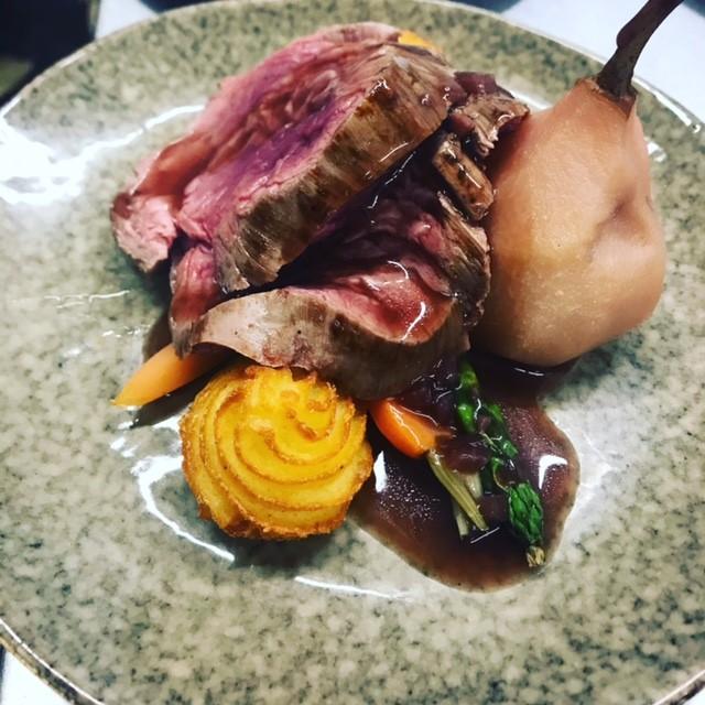 Jo's Ontbijt lunch lifestyle Chaam – Luxe gerecht met wild, rode wijnsaus en stoofpeer