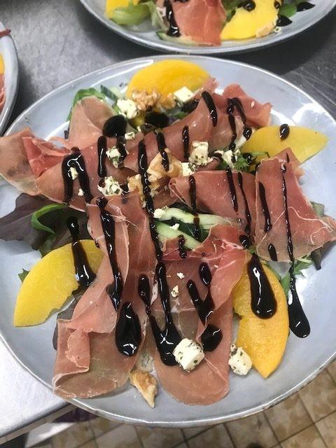 Jo's Ontbijt lunch lifestyle Chaam – Verse salade met serranoham, perzik en balsamicodressing