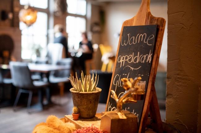 Jo's Ontbijt lunch lifestyle Chaam – Warme ontvangst met krijtbord en uitnodigende inrichting