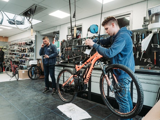 Professionele fietsenmaker in de werkplaats van Akkerdaas Tweewielers