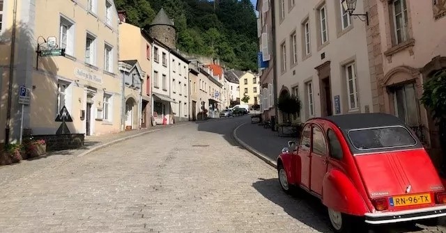 Toeren door pittoreske dorpjes met Eendje voor een dag Citroen 2CV