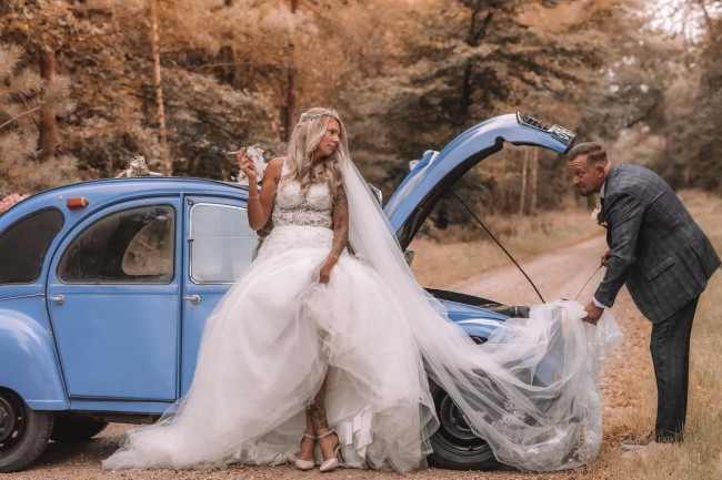Trouwfoto met Citroen 2CV van Eendje voor een dag in romantische setting