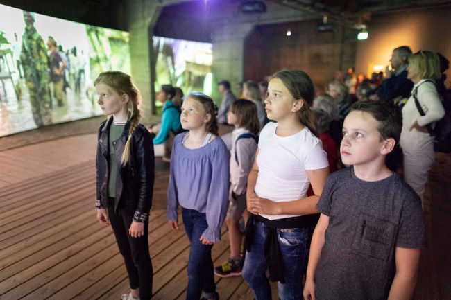 kinderen bekijken expositie in watersnoodmuseum ouwerkerk