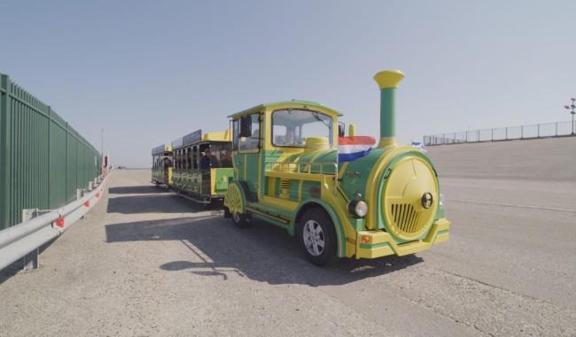't Boemeltreintje Renesse – Het iconische boemeltreintje klaar voor vertrek in de zon