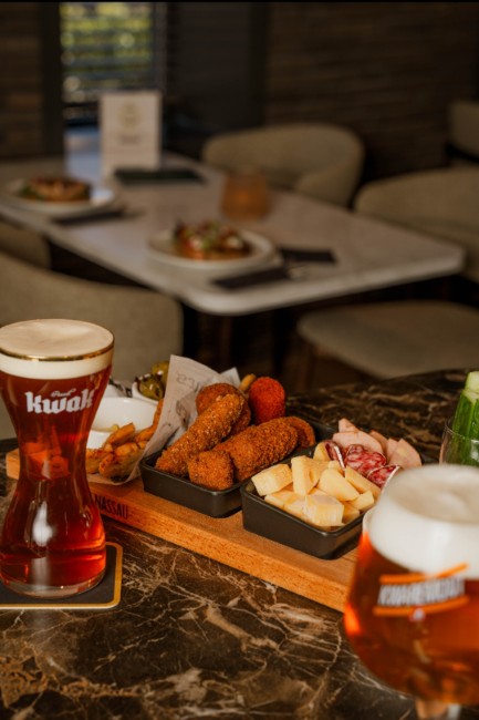 borrelplank met speciaalbier in grandcafe de hertog van nassau