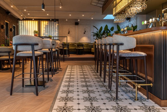 modern interieur met bar en zitplaatsen grandcafe de hertog van nassau