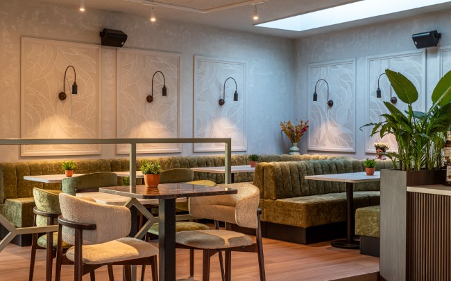 sfeervolle zithoek in grandcafe de hertog van nassau