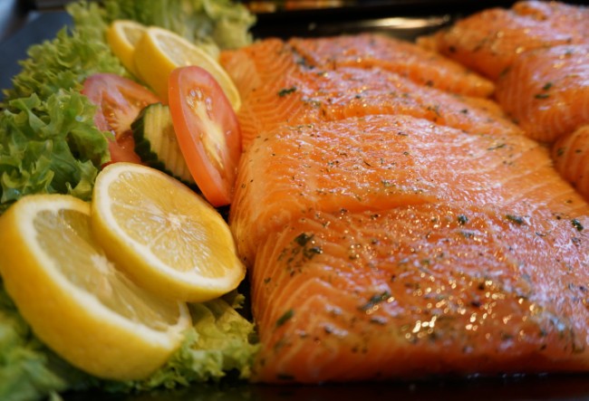 Gemarineerde zalmfilets met citroen en sla, klaar voor de grill