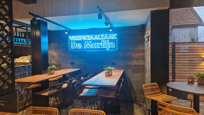 Gezellig interieur met neonbord van Visspeciaalzaak De Marlijn