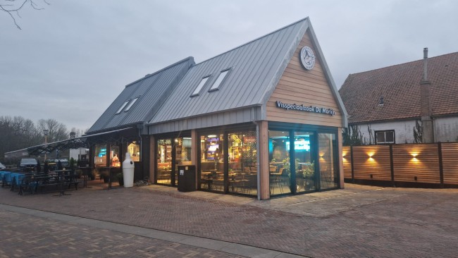 Viszaak buitenaanzicht bij schemering in Renesse