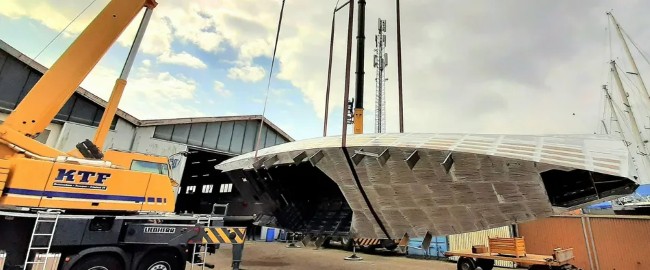 aluminium scheepsromp wordt verplaatst met hijskraan bij huisken watersport