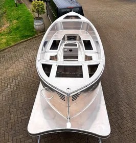 aluminium sloep in productie bij huisken watersport