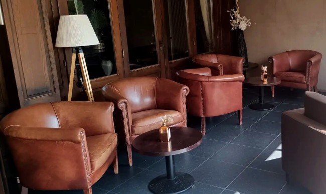 brasserie loungehoek met leren stoelen en knusse verlichting