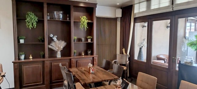 brasserie sfeervolle eethoek met houten meubels en planten