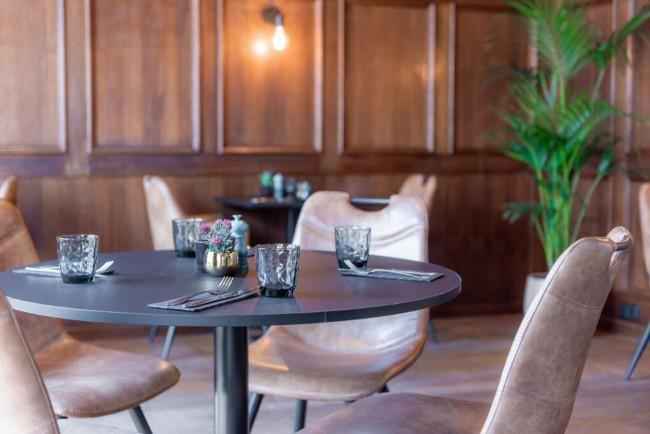 comfortabele hotelkamer met moderne inrichting en veel daglicht