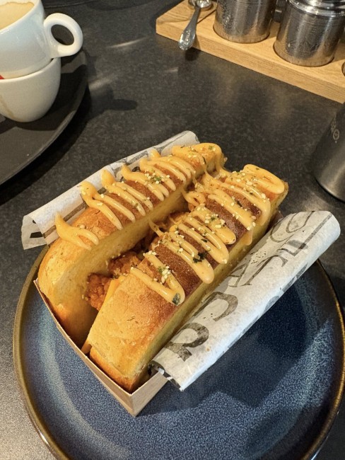 gevuld broodje met saus en kruiden in restaurant nori en nectar