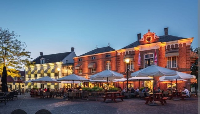 gezellig terrasplein in geldrop bij zonsondergang