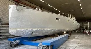 lrc65 zeilboot romp in werkplaats bij huisken alubouw