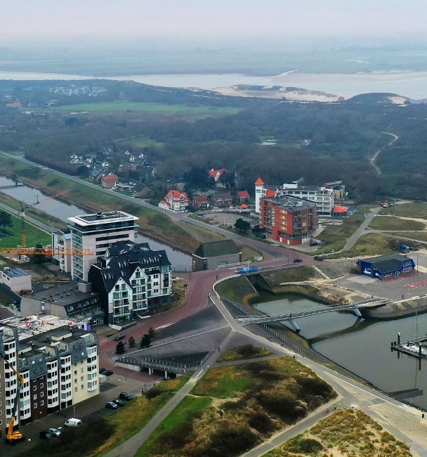 luchtfoto cadzand bad met duinen en jachthaven
