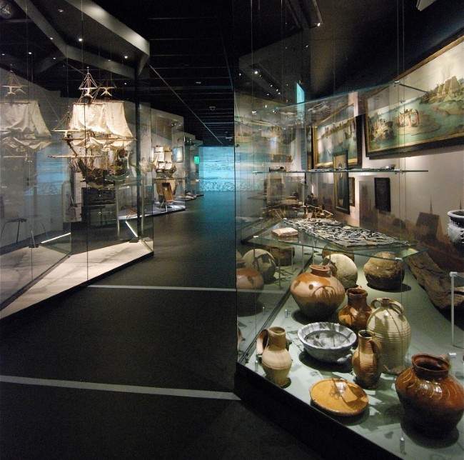 museumzaal met maritieme objecten en aardewerk