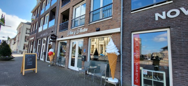 vooraanzicht van nori en nectar in oudenbosch met terras en ijsdecoratie