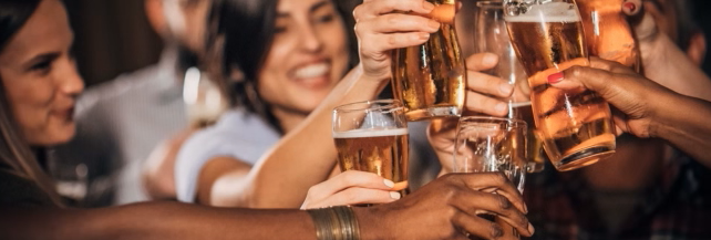 vriendengroep proost met bierglazen in gezellige sfeer