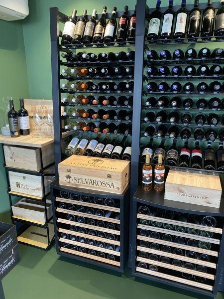 wijnwand houten kisten sfeervol