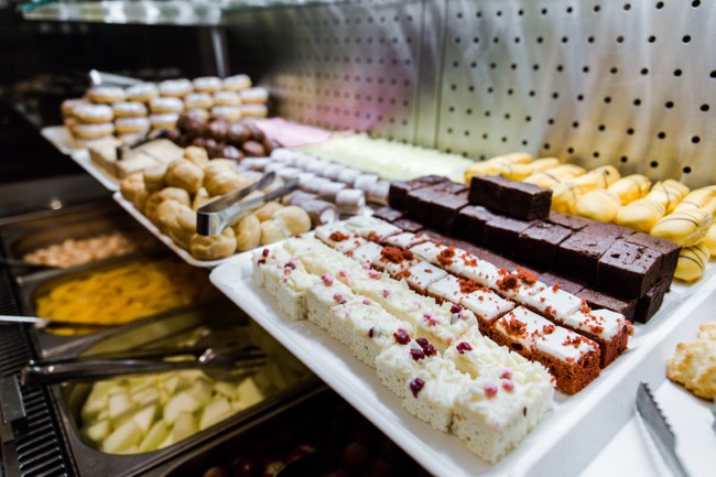 dessertbuffet met gebakjes en brownies in restaurant